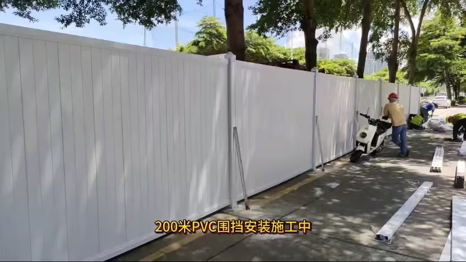 200米PVC圍擋送達施工(gong)安(an)裝(zhuang)中(zhong)
